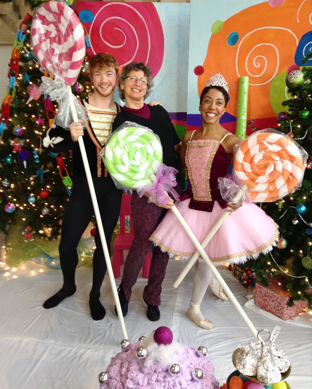 All smiles with giant lollipops. Thank you for sharing, @livonaellis